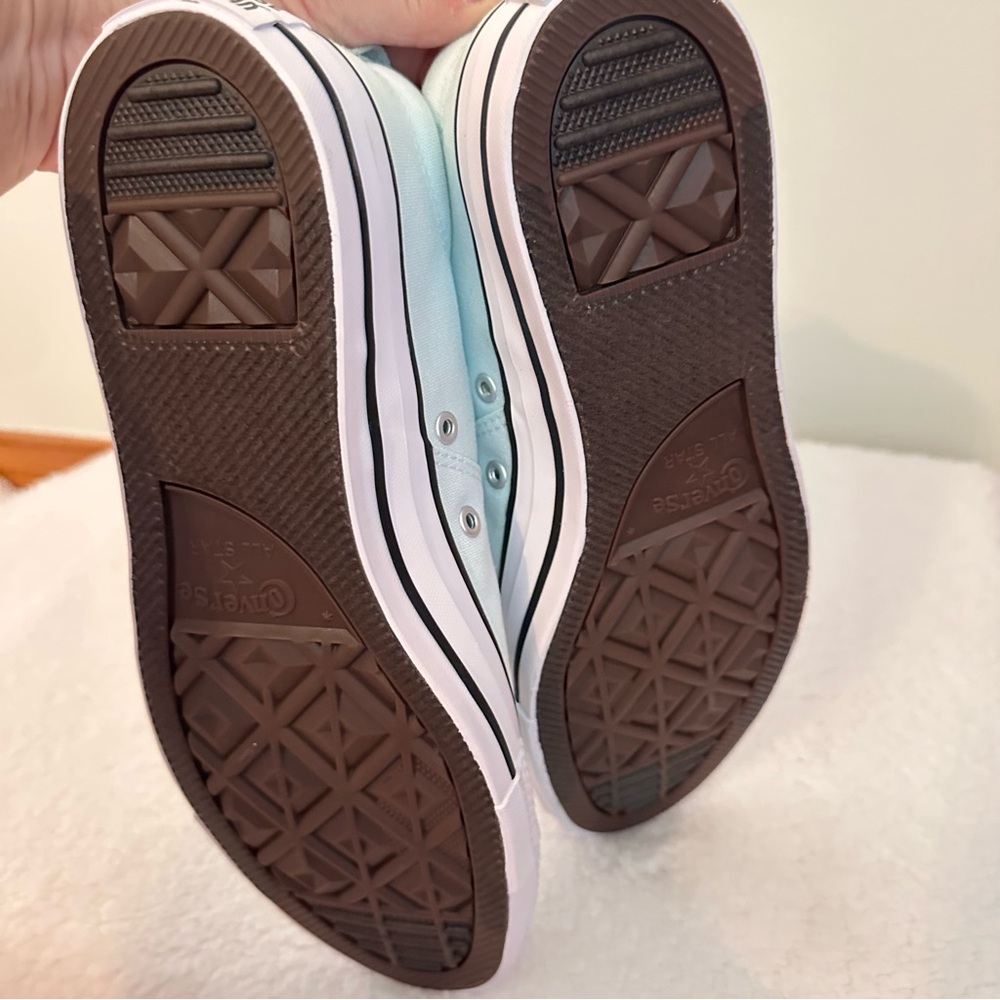 Women’s Converse Sneakers - Picture 6 of 8